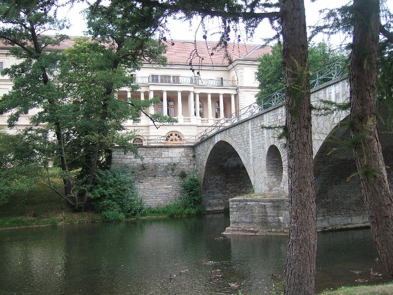 2009-08- (315).JPG - Das Stadtschloss von der Ilm aus gesehen mit Sternbrücke